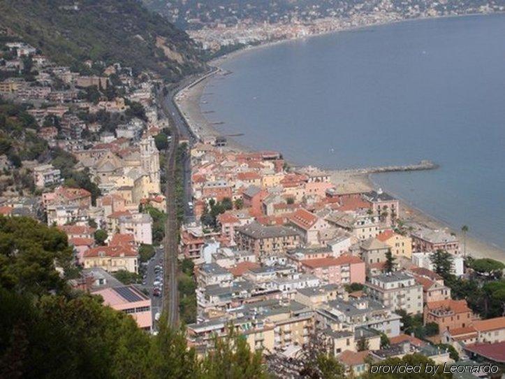 Hotel Mignon 50 Mt Dalla Spiaggia E Dall'Isola Pedonale Alassio Exterior foto