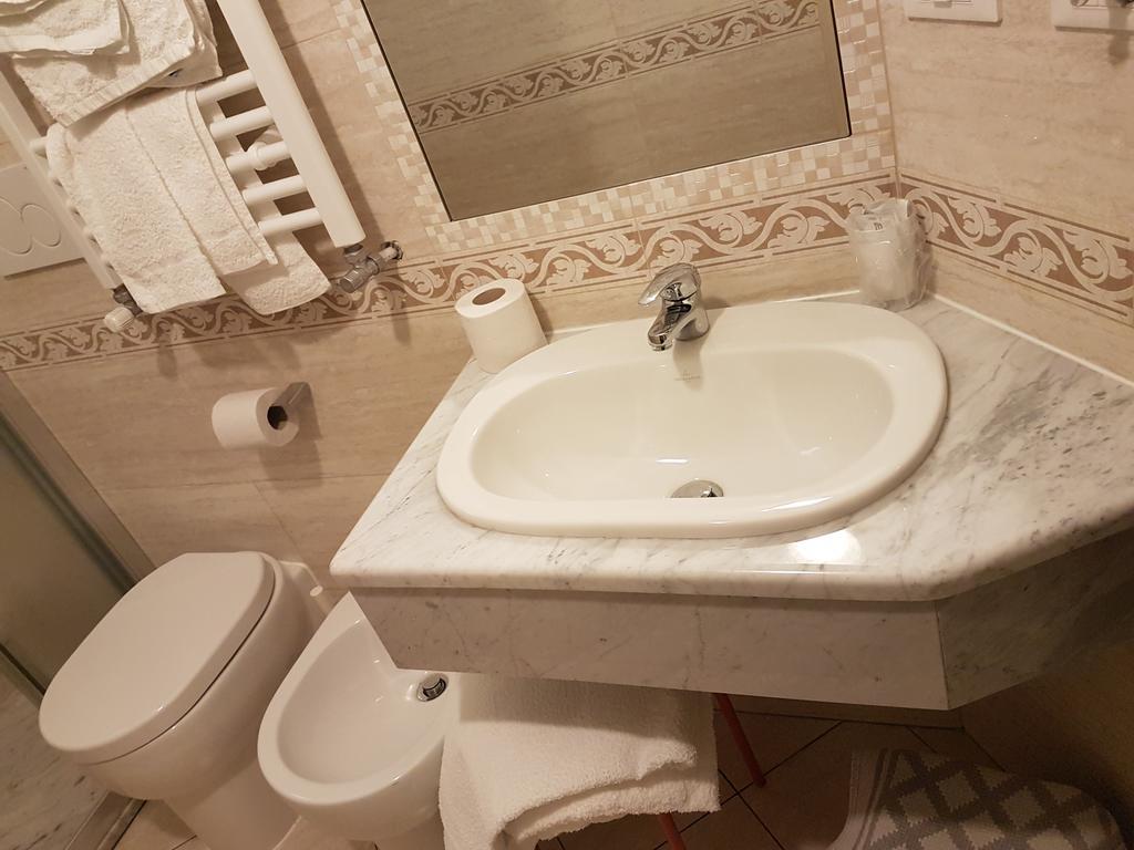 Hotel Mignon 50 Mt Dalla Spiaggia E Dall'Isola Pedonale Alassio Exterior foto