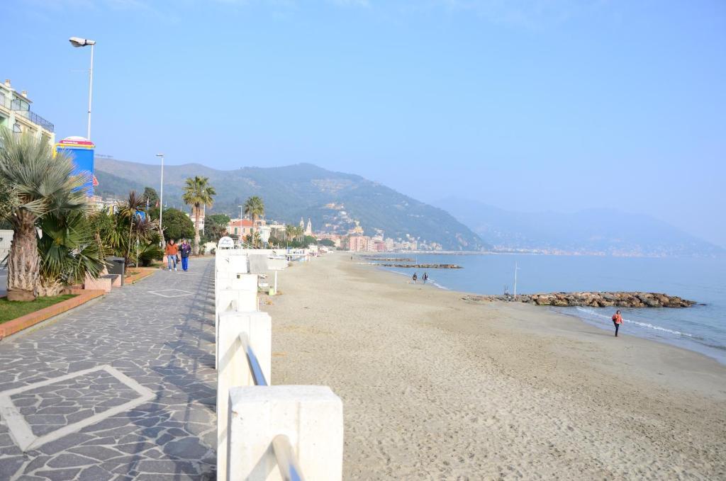 Hotel Mignon 50 Mt Dalla Spiaggia E Dall'Isola Pedonale Alassio Exterior foto